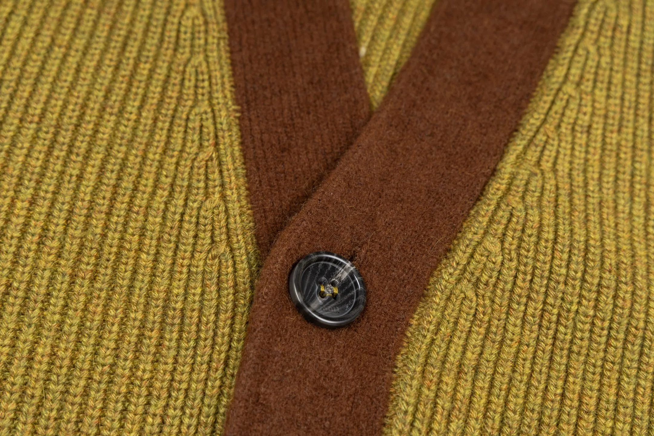 [Exclusive supply] Ami love towel embroidered contrasting color V-neck knitted cardigan (Green). The original version was purchased for 2,824 and developed. The fabric is made of alpaca wool to maintain a stable shape. The car lines are uniform and firm, and the details are exquisitely processed, reflecting the brand's strict control of quality. The overall design is simple and elegant, suitable for various occasions. Whether it is business or leisure, it can show an elegant and decent style. The overall wiring is straight and delicate, the fabric is comfortable and soft, and the color is consistent without color difference. It can be matched with the Same Style to create a fashionable look and control various occasions. Customized accessories, complete with three standards, the Same Style for men and women. Size:S-M-L-XL